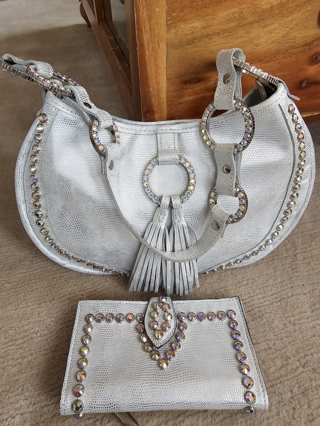 New Raviani White Metalic Leather Embossed Shoulder Bag With Matching Wallet